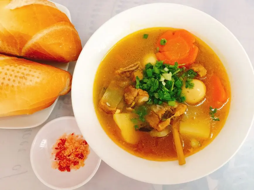 Semangkuk sup rumahan dengan tahu dan sayuran