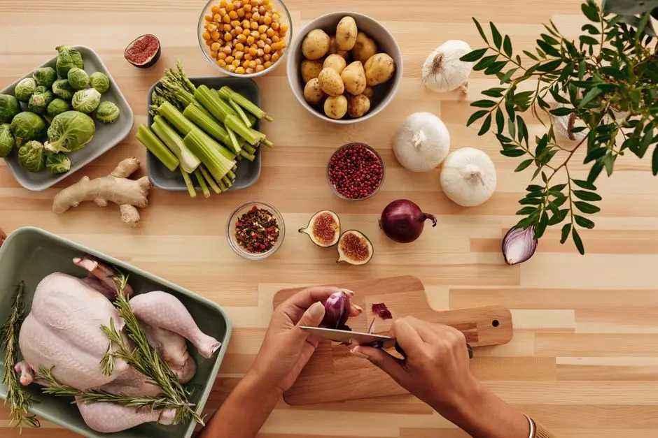 Dapur sederhana dengan bahan masakan pemula di atas meja