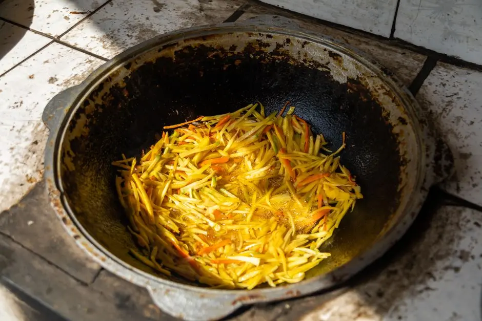 Wajan berisi tumisan sayur sederhana untuk pemula
